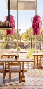 taco chelo tempe group table and pink lamps